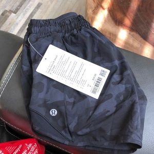 Lululemon Hotty Hot LR Short 4” Lined Black Camo